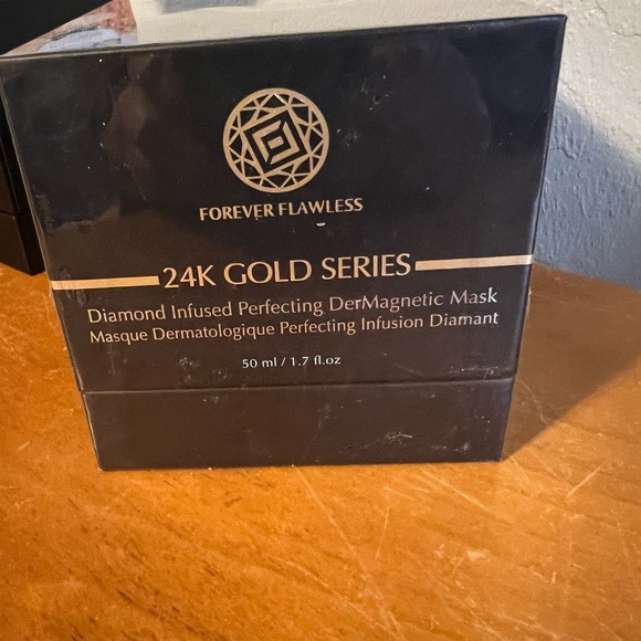 Forever Flawless 24k Gold Series Diamond infused age defying DerMagnetic Mask - Picture 1 of 4